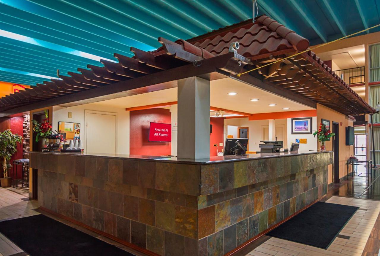 Red Roof Inn Лъбък Екстериор снимка