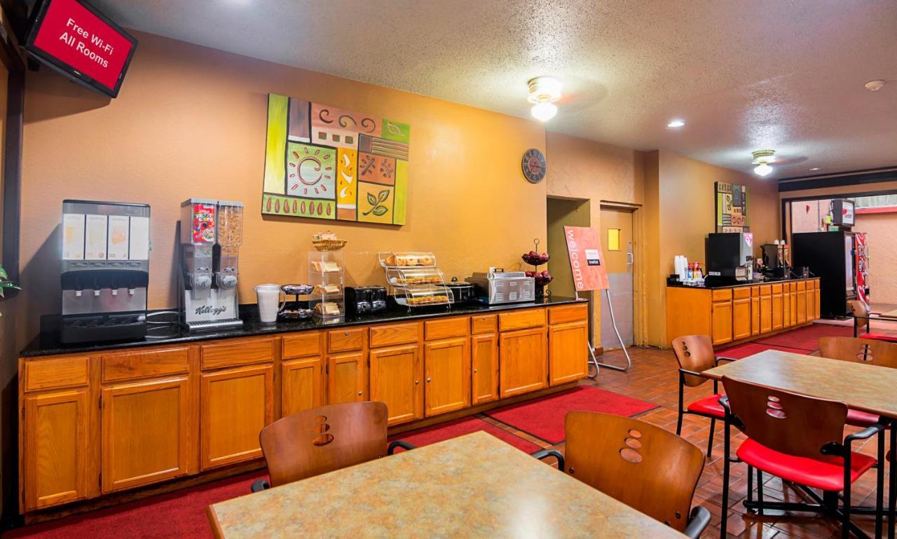 Red Roof Inn Лъбък Екстериор снимка