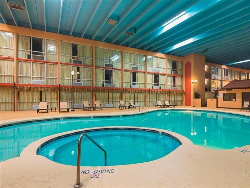 Red Roof Inn Лъбък Екстериор снимка